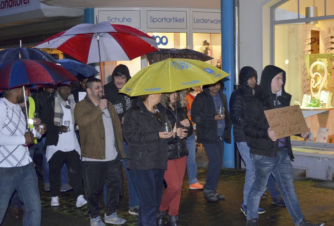 Im strömenden Regen machten sich Flüchtlinge auf einen Schweigemarsch durch Schleiden. Sie wollten ein Zeichen gegen die Vorkommnisse in Köln setzen.