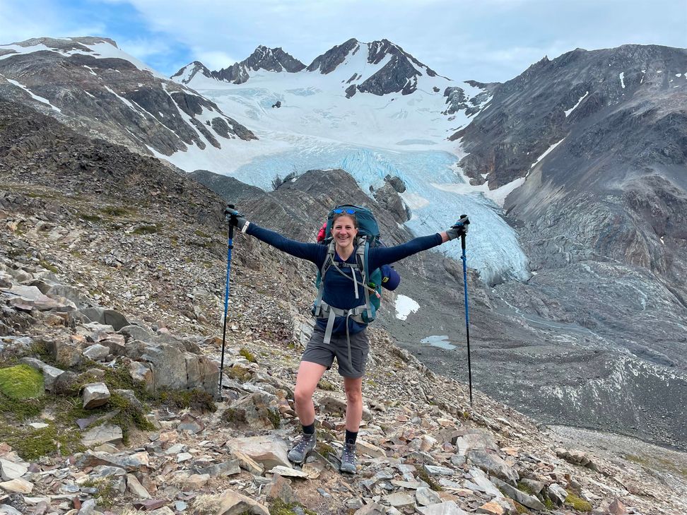 Dr. Stella Paffenholz, hier auf einer Rucksacktour in Patagonien, wurde unter Tausenden Bewerberinnen für das globale Homeward-Bound-Programm ausgewählt. Das Programm soll Frauen mit MINT-Hintergrund in Führungspositionen stärken und beinhaltet unter anderem einen mehrwöchigen Antarktis-Aufenthalt.