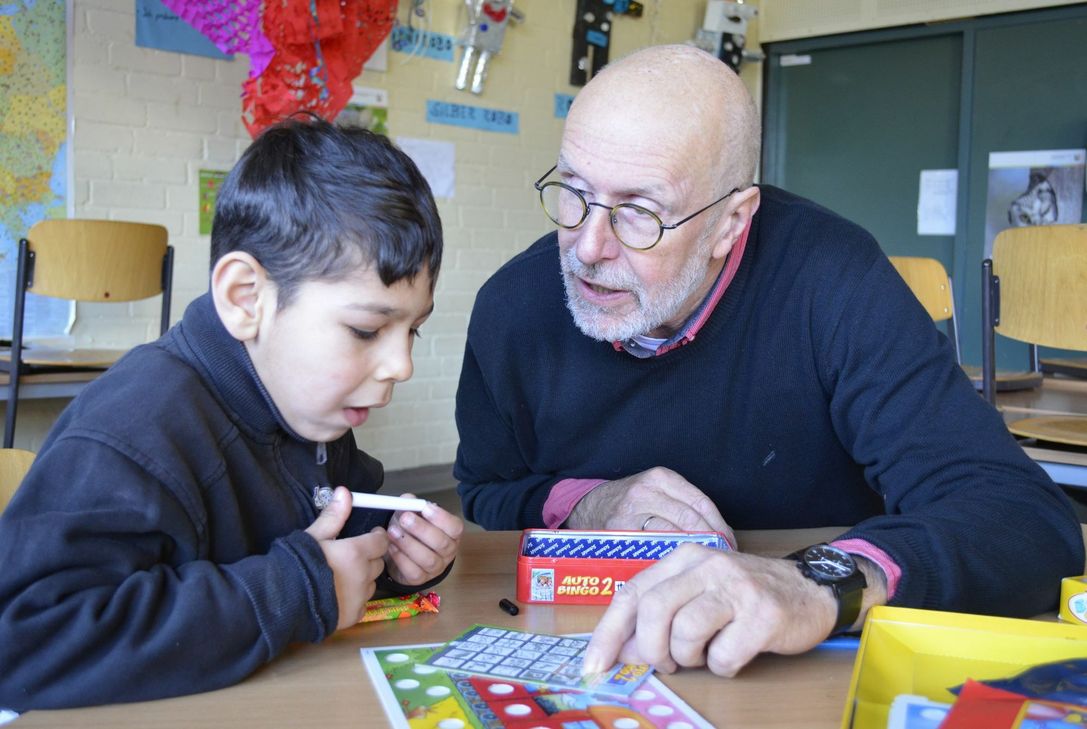 Der kleine Ferad und sein Sprachpate Peter Kradepohl: Spielerisch wird der Junge, der mit seiner Familie aus dem syrischen Grenzgebiet geflohen ist, mit der deutschen Sprache vertraut gemacht. Nicht nur die sprachlichen Fortschritte des kleinen Jungen sind bemerkenswert, längst sind die beiden richtig gute Freunde geworden. mn-Foto
