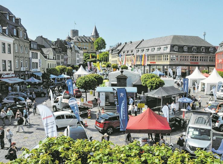Der Mayener Marktplatz verwandelt sich in einen Open Air-Autosalon.
