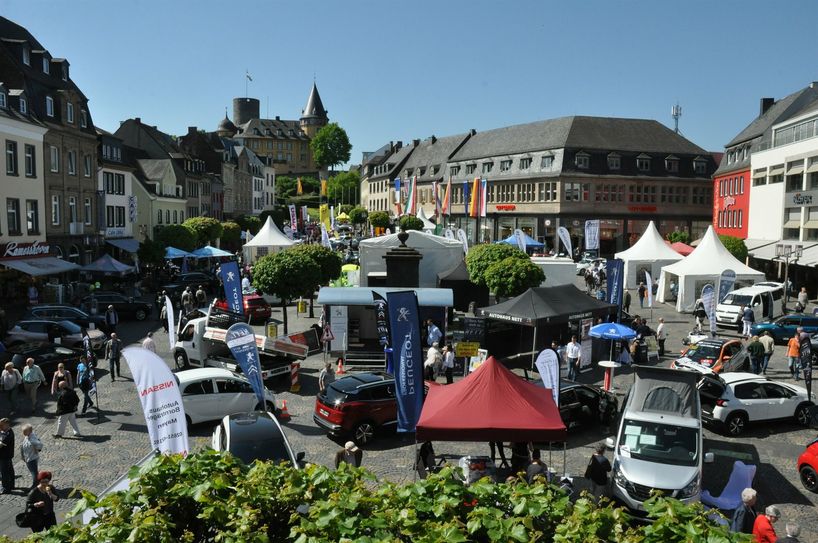 Der Mayener Marktplatz verwandelt sich in einen Open Air-Autosalon.