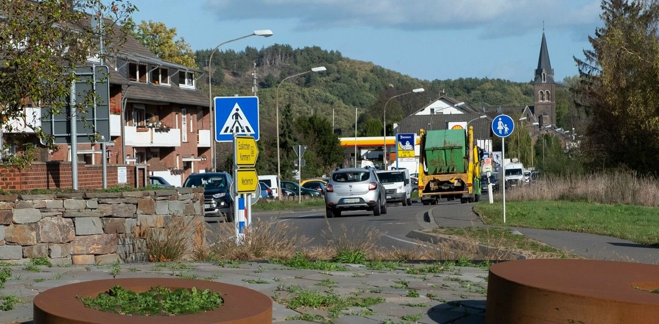 Die viel befahrene Ortsdurchfahrt Roggendorf wird zur Einbahnstraße. Während der mehrmonatigen Fahrbahnsanierung wird der Verkehr ab dem Kreisel Eisenwerkstraße in Richtung Strempt, Mechernich und Mühlenparkkreisel umgeleitet.