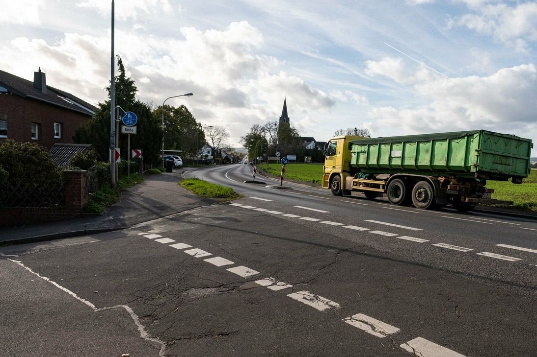 Ab der Einmündung Jahnstraße wird die B266 halbseitig gesperrt. Wer in Richtung Kall unterwegs ist, kann hier weiterfahren.