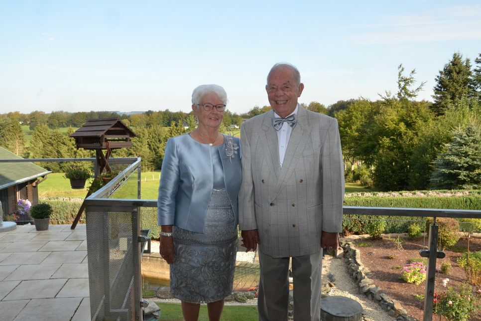 Margret und Heinz Josef Haupt erfreuen sich bester Gesundheit und genießen ihren 60. Hochzeitstag auf Alzen. Foto: T. Förster