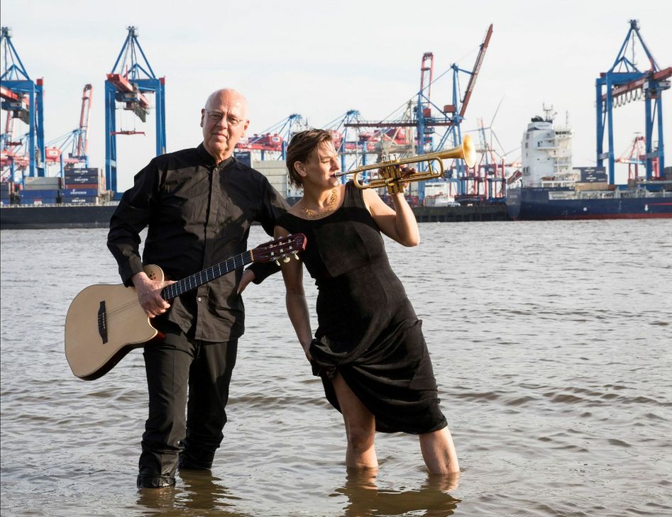Susanne Riemer (v.re.) und Wilhelm Geschwind treten seit einiger Zeit gemeinsam als Duo auf. Jetzt wollen sie mit Wohnzimmer-Konzerten Spenden für die Hilfsgruppe Eifel sammeln.  Foto: Christina Czybik