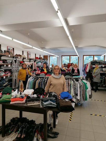 Die Ehrenamtlichen des DRK-Kleiderladens und Kreisgeschäftsführerin Diana Peters: Eva Weber (v.l.), Anne Schwerdorf, Gabi Vogt, Gisela Krämer, Diana Peters, Kathrin Glausch, Elisabeth Rieder, Angelika Böffgen, (fehlend: Christel Adrian). Foto: Melina Mauren/DRK-Kreisverband Vulkaneifel e.V.