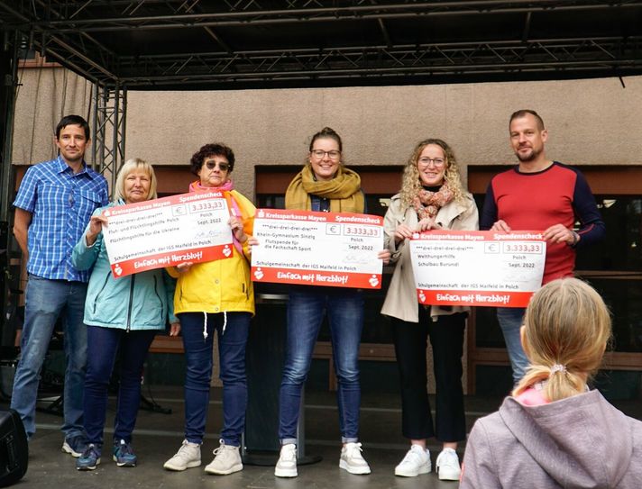 Übergabe des Erlöses des Spendenlaufs der IGS Maifeld (v. l.): Thomas Strotzer (Lehrer IGS Maifeld), Gabi Maur und Rita Flöck (Flut- und Flüchtlingshilfe Polch), Lena Eichhofer und Laura Jax beide Rhein-Gymnasium Sinzig), Thiema Metzroth (Lehrer IGS Maifeld).