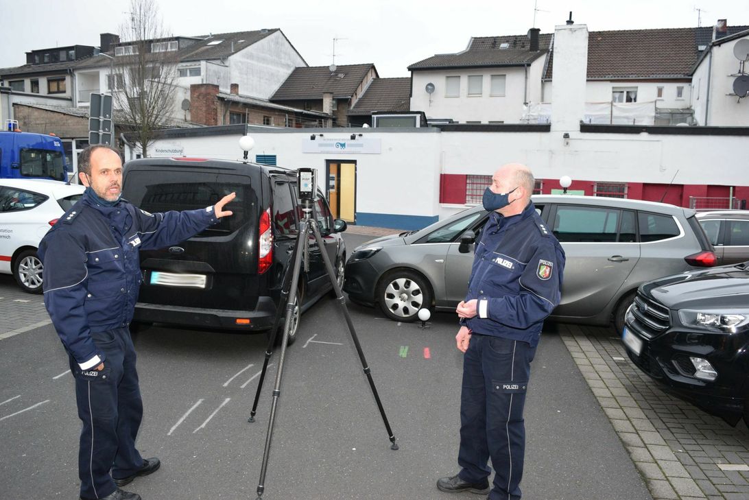 Polizeihauptkommissar Markus Valder (li.) von der Verkehrsdirektion der Polizei Euskirchen erklärte die Funktionsweise des neuen 3D-Scanners. Foto: Scholl