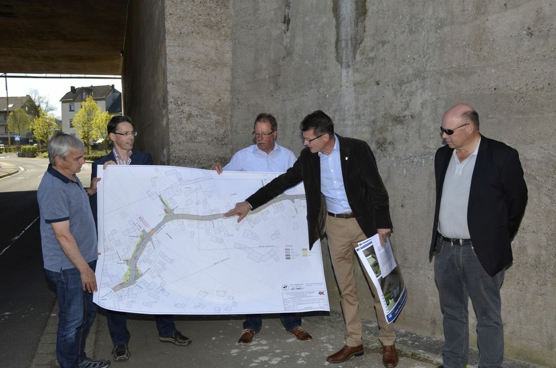 Sie präsentierten die Pläne für die Sanierung der L 204 (v.li.): Hans-Josef Bohnen, Gregor Kammers, Heinz Lorse, Bürgermeister Jan Lembach und Gerhard Decker. mn-Foto