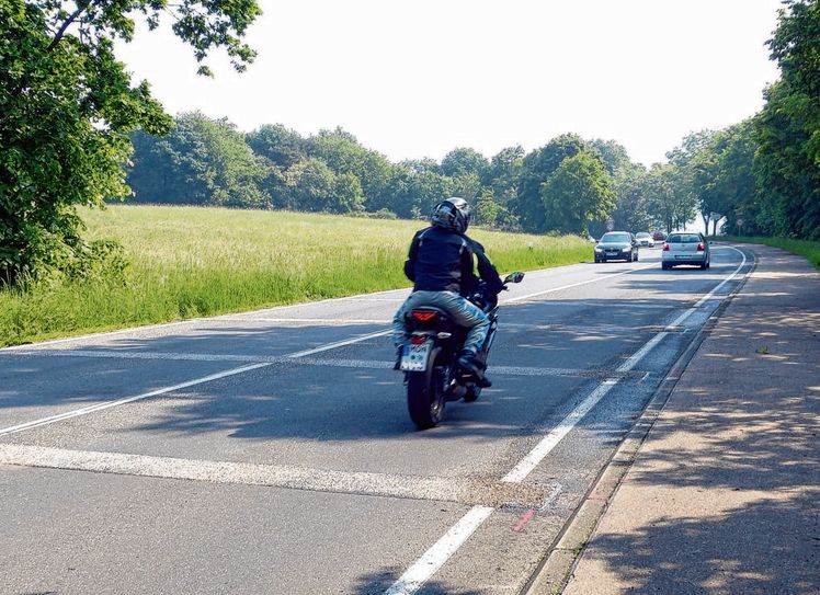 Kurz vor der Zufahrt zur Jugendherberge Rurberg befinden sich nun Rüttelstreifen auf der Fahrbahn, durch die Motorradraser zum langsameren (leiseren) Fahren angehalten werden. Foto: Hoffmann