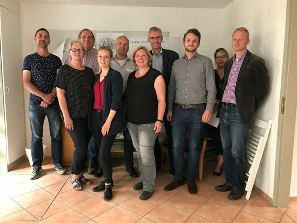 Die Mitglieder des neu gegründeten Budgetbeirates und Quartiersmanagerin Stephanie Kemper: (v. l. n. r.): Thomas Loben, Rajka Bönisch, Klaus Bornemann, Stephanie Kemper (Quartiersmanagerin Büro Dr. Jansen), Hajo Meiborg, Yvonne Scholtysik, Oliver Knaup (Stadtverwaltung), Daniel Schäfer (Stadtverwaltung), Nicole Tobay, Thorsten Sigglow (Stadtverwaltung). Foto: Kreisstadt Euskirchen