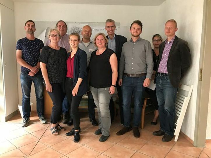 Die Mitglieder des neu gegründeten Budgetbeirates und Quartiersmanagerin Stephanie Kemper: (v. l. n. r.): Thomas Loben, Rajka Bönisch, Klaus Bornemann, Stephanie Kemper (Quartiersmanagerin Büro Dr. Jansen), Hajo Meiborg, Yvonne Scholtysik, Oliver Knaup (Stadtverwaltung), Daniel Schäfer (Stadtverwaltung), Nicole Tobay, Thorsten Sigglow (Stadtverwaltung). Foto: Kreisstadt Euskirchen