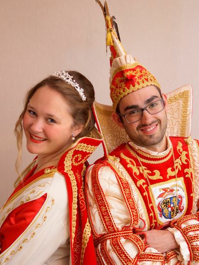 Prinz Moritz I. von Feuer, Wasser und Energie und Prinzessin Katharina I. von junger Generation und alter Tradition präsentieren online den neuen Sessionsorden mit dem ICV-Motto der Session 2021 »Glück und Humor bringen Frohsinn hervor«. Weitere Fotos und aktuelle Videos unter www.icv-issel.com. Foto: ICV Issel