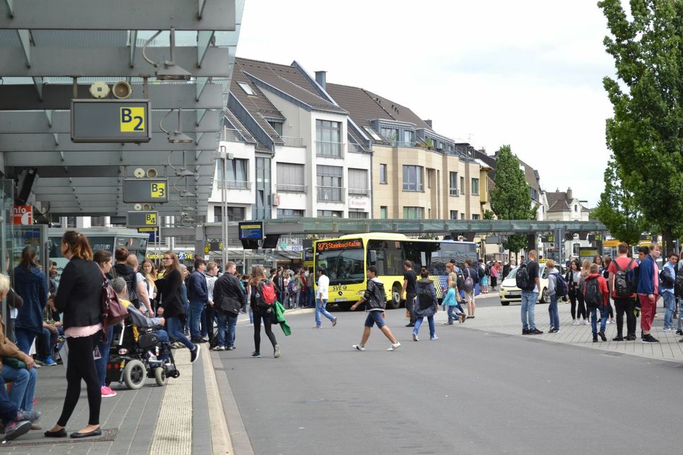 Am zentralen Omnibusbahnhof in Euskirchen sollen zwei Fahrscheinautomaten in Betrieb bleiben. Foto: Bach
