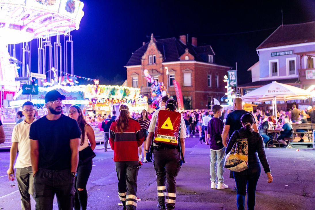 Rund 300 DRK-Einsätze, 47 Strafanzeigen und fünf Fälle für die Feuerwehr: Die Bilanz der Helferinnen und Helfer für den Jahrmarkt fällt ähnlich aus wie in den Jahren 2019 und davor.