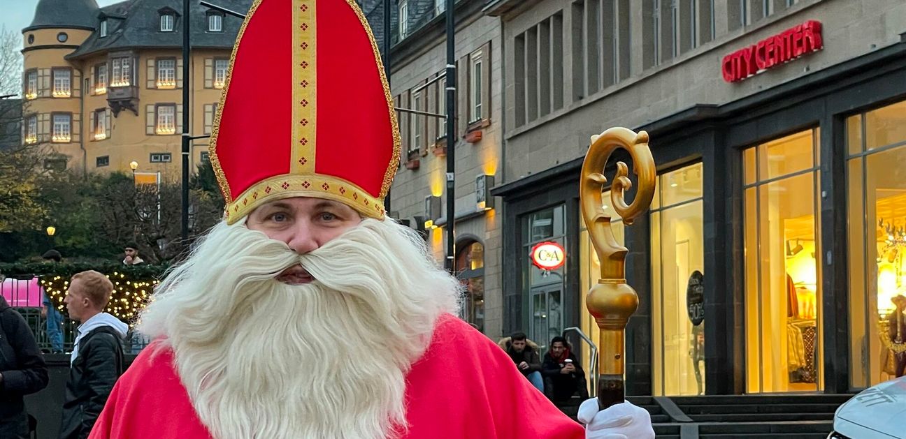 Der Nikolaus ist in der Stadt unterwegs.