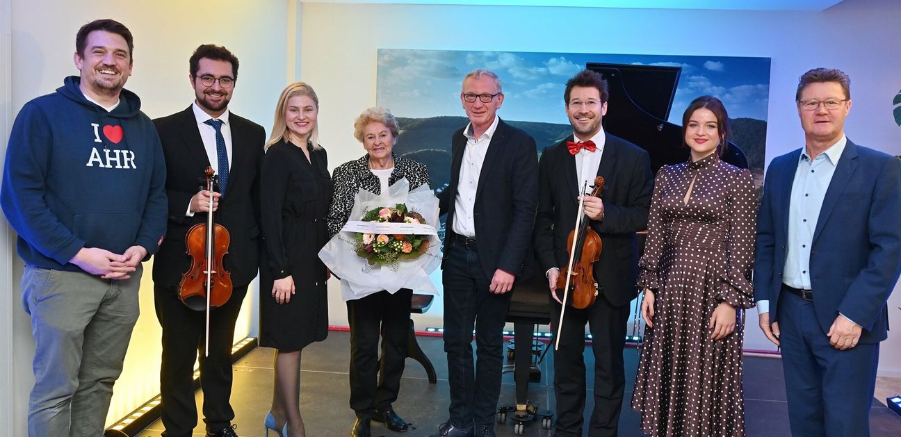 Eröffneten gemeinsam die Kleine Bühne: (v.l.) Geschäftsführer Jan Ritter, Violinist Roman Brn?i?, Mezzosopranistin Luiza Bardan, Flügel-Stifterin Renate Ott, Bürgermeister Guido Orthen, Violinist Enrique Carlsson, Pianistin Katsiaryna Yazhova und Ortsvorsteher Richard Lindner.
Foto: Hans-Jürgen Vollrath