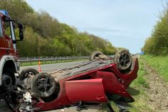 Dieser Wagen überschlug sich in der Böschung. Drei Insassen wurden verletzt.
