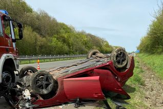 Dieser Wagen überschlug sich in der Böschung. Drei Insassen wurden verletzt.