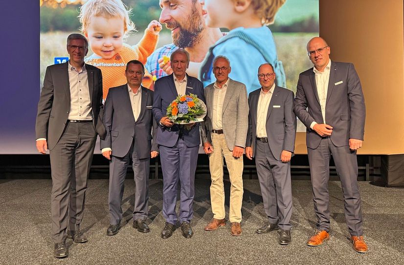 Der langjähriger AR-Vorsitzende Günter Heß wurde im Rahmen der Veranstaltung gebührend verabschiedet. V.l.: Erik Gregori (Co-Vorstandssprecher), Peter van Moerbeeck (Vorstand), Gün-ter Heß (bisheriger AR-Vorsitzender), Hans-Peter Scholtes (neuer AR-Vorsitzender), Michael Hoeck (Co-Vorstandssprecher) und Dr. Michael Wilkes (Vorstand).