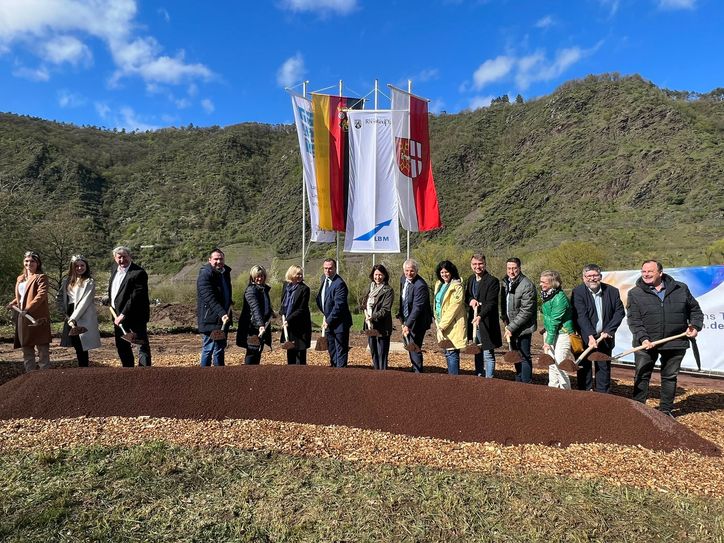 Der feierliche erste Spatenstich.