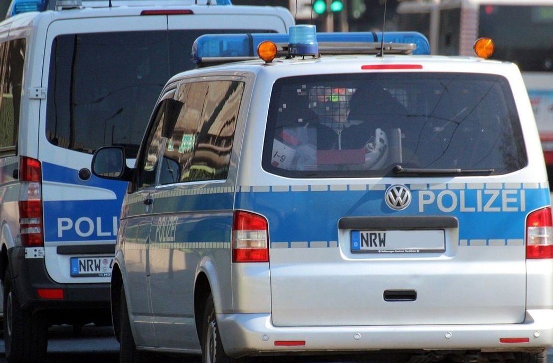 Symbolfoto mehrerer Polizeifahrzeuge.