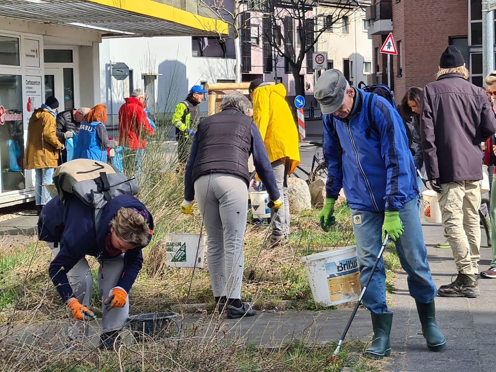 Gemeinsam für eine saubere Umwelt: Engagierte Bürgerinnen und Bürger sammeln entlang des Veybachs Müll und setzen damit ein Zeichen für Naturschutz und gelebte Gemeinschaft.