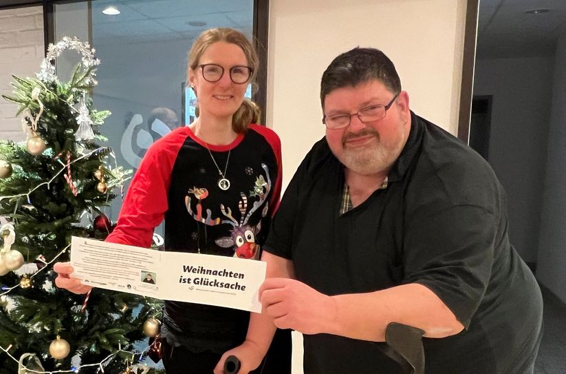 Am 13. Dezember war die Aktion »Weihnachten ist Glückssache«  bei der Lebenshilfe in Euskirchen zu Gast. Claudia Rapp (li.), Leiterin offene Hilfen bei der Lebenshilfe Kreisvereinigung und ihr Team  unterstützten  Initiator Klaus Berg (re.) bei der Durchführung. Am 24. und 25. Dezember lädt Berg ins Alte Casino in Euskirchen ein.
