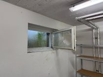 Über das Kellerfenster erfolgte der Zutritt ins Pfarrheim.