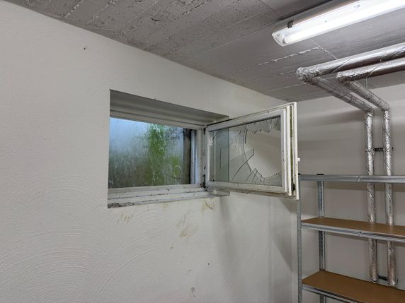 Über das Kellerfenster erfolgte der Zutritt ins Pfarrheim.