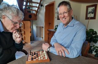 Am Zug im Zug: Auf der Klassenfahrt nach Rom im Herbst 1980 vertreiben sich während der langen Bahnfahrt Lehrer Bernd Mertens (Lammersdorf) und Schüler Hubert Leyendecker (Kalterherberg) die Zeit bei einer Partie Schach. 46 Jahre später kam es jetzt zur Revanche am bereits damals genutzten Reiseschachbrett.