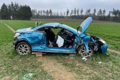 Eines der beteiligten Unfallfahrzeuge landete in einem angrenzenden Acker.