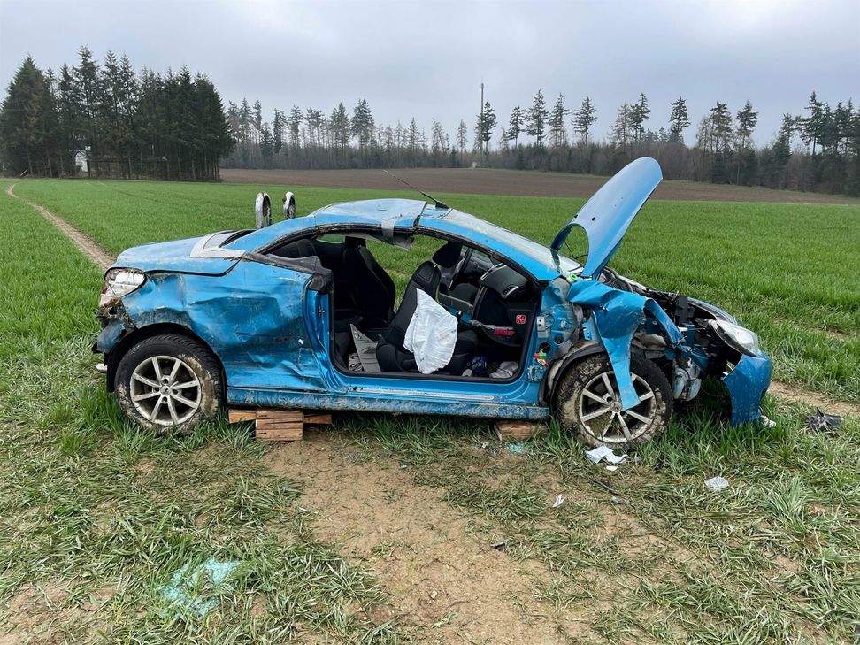 Eines der beteiligten Unfallfahrzeuge landete in einem angrenzenden Acker.