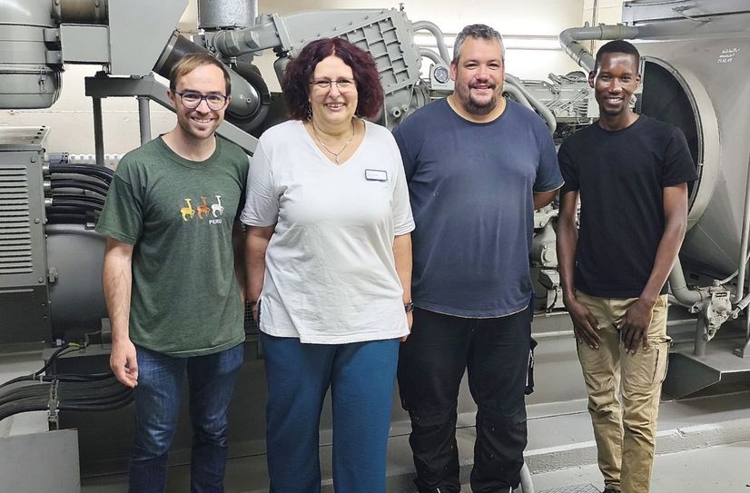V.l..: Filbo Frensch, Monique Heinzen (MAV-Vorsitzende), Stefan Backes (Elektriker) und Matthew Okwii vor dem Notstromaggregat im St. Joseph-Krankenhaus Prüm.