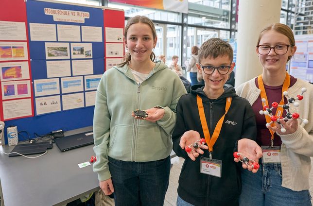 Carina Peters, Linus Gierten und Marla Weinand (von links) beschäftigten sich mit dem Raumklima ihrer Schule