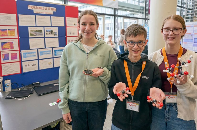 Carina Peters, Linus Gierten und Marla Weinand (von links) beschäftigten sich mit dem Raumklima ihrer Schule