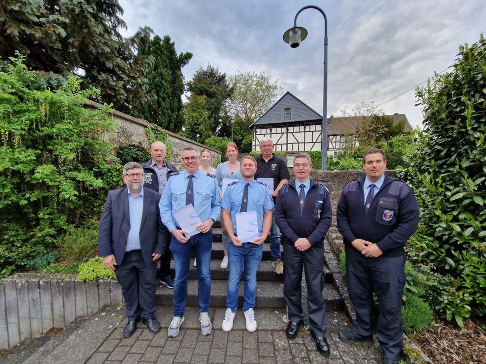 Verbandsbürgermeister Wolfgang Lambertz (l.) und Ortsbürgermeister Heinz Zilles (2. v. l.) zeigten sich erfreut über das große Engagement in Lieg.