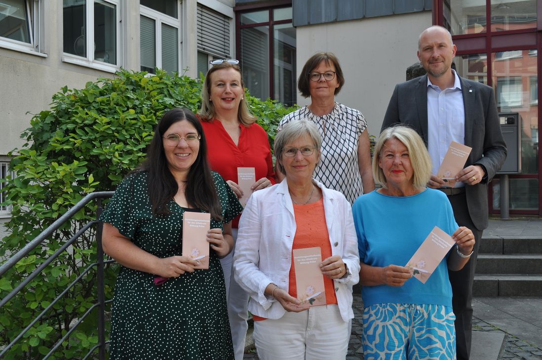 Im Beisein von Landrat Andreas Kruppert wurde der neue Verhütungsmittelfonds für den Eifelkreis Bitburg-Prüm von Ursula Rheinhardt-Siller (Vorstandsvorsitzende Donum Vitae Bitburg-Prüm e.V.), Marita Singh (ebenfalls Vorstandsmitglied und ehemalige Gleichstellungsbeauftragte des Eifelkreises), den Beraterinnen Christiane Fischer und Margit Kröner sowie der Gleichstellungsbeauftragten Christina Hartmer vorgestellt.