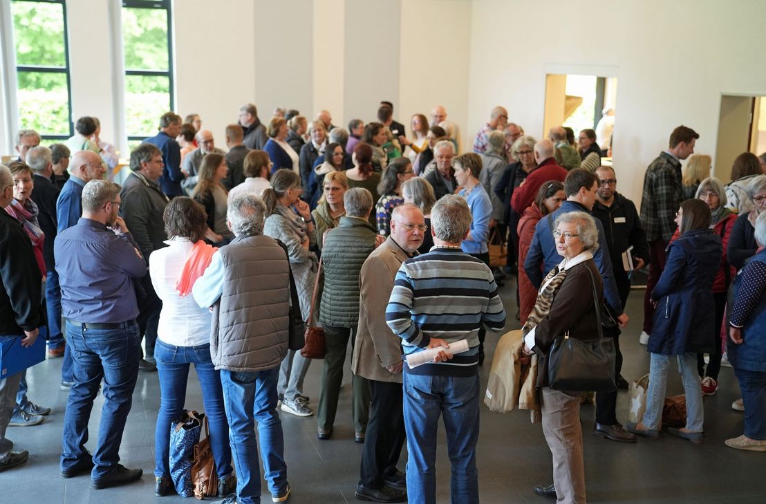 Miteinander ins Gespräch kommen: Engagierte tauschen sich bei der ersten Synodalversammlung des Pastoralen Raums Wittlich aus.