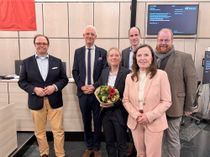 Der Stadtvorstand unmittelbar nach der Wahl im Stadtrat. Britta Weizenegger (Mitte) wird im Februar 2026 Nachfolgerin von Elvira Garbes (vorne) als Bürgermeisterin und Sozialdezernentin in Trier. Sie ist damit Stellvertreterin von Oberbürgermeister Wolfram Leibe (zweiter von links) und Teil des Stadtvorstandes, dem außerdem Ordnungsdezernent Ralf Britten (links), Baudezernent Dr. Thilo Becker (zweiter von rechts) und Kulturdezernent Markus Nöhl (rechts) angehören.