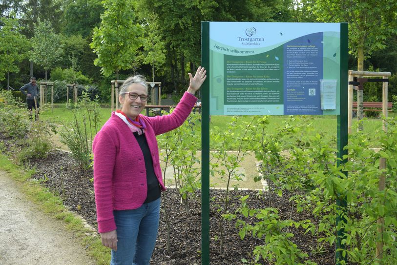 Der Trostgarten wird am 04.06. feierlich eröffnet. Marie-Luise Burg, die das Projekt von Anfang an betreut, freut sich sehr darauf.