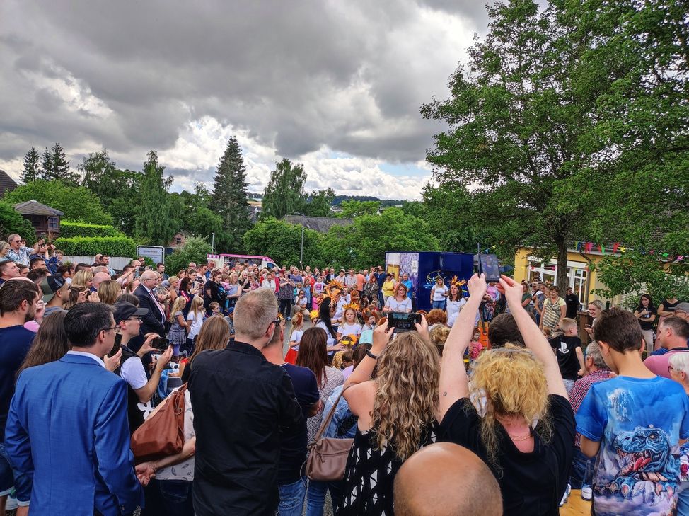 Viele Gäste wohnten der feierlichen Einweihung bei, und lauschten den Ansprachen, die von Tänzen der Kinder umrahmt wurden.