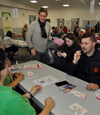 Landrat Markus Ramers kam trotz vollem Terminkalender zur Typisierung. Hier beobachtet er die Bad Münstereifeler Feuerwehrleute Jolina Satzke und Johannes Leinen (rechts) bei deren Typisierung.