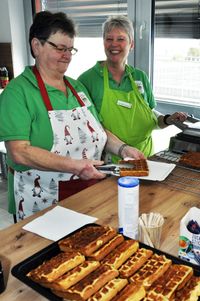 Die Hilfsgruppe Eifel, hier mit Bettina Beul (links) und Kerstin Tampier, sorgte mit einem Waffelstand für das leibliche Wohl der Besucher.