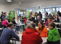 Die zehn, für die Abgabe der Speicheltests bereitgestellten Tische reichten am Vormittag nicht aus. Es mussten weitere Tische und Stühle herangeschafft werden.