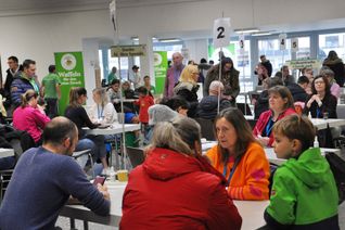 Die zehn, für die Abgabe der Speicheltests bereitgestellten Tische reichten am Vormittag nicht aus. Es mussten weitere Tische und Stühle herangeschafft werden.