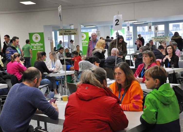 Die zehn, für die Abgabe der Speicheltests bereitgestellten Tische reichten am Vormittag nicht aus. Es mussten weitere Tische und Stühle herangeschafft werden.