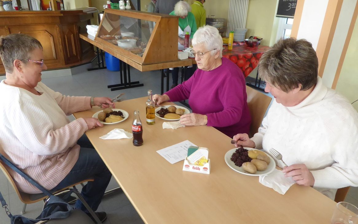 … und alles dann mit „Äppelschmäär“ angerichtet gerne gegessen.