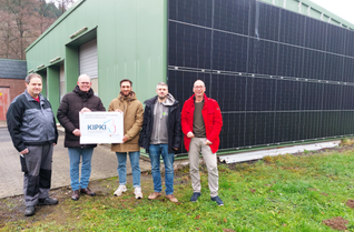 Von links: Helge Michel (Betriebsleiter, Abwasserwerk), Christian Keimer (Bürgermeister), Marcel Nick (Werksleiter, Abwasserwerk), Christan Drewes (EK Energie und Elektrotechnik GmbH) und Ralf Steffens (Klimaschutzmanager, VG Kastellaun).