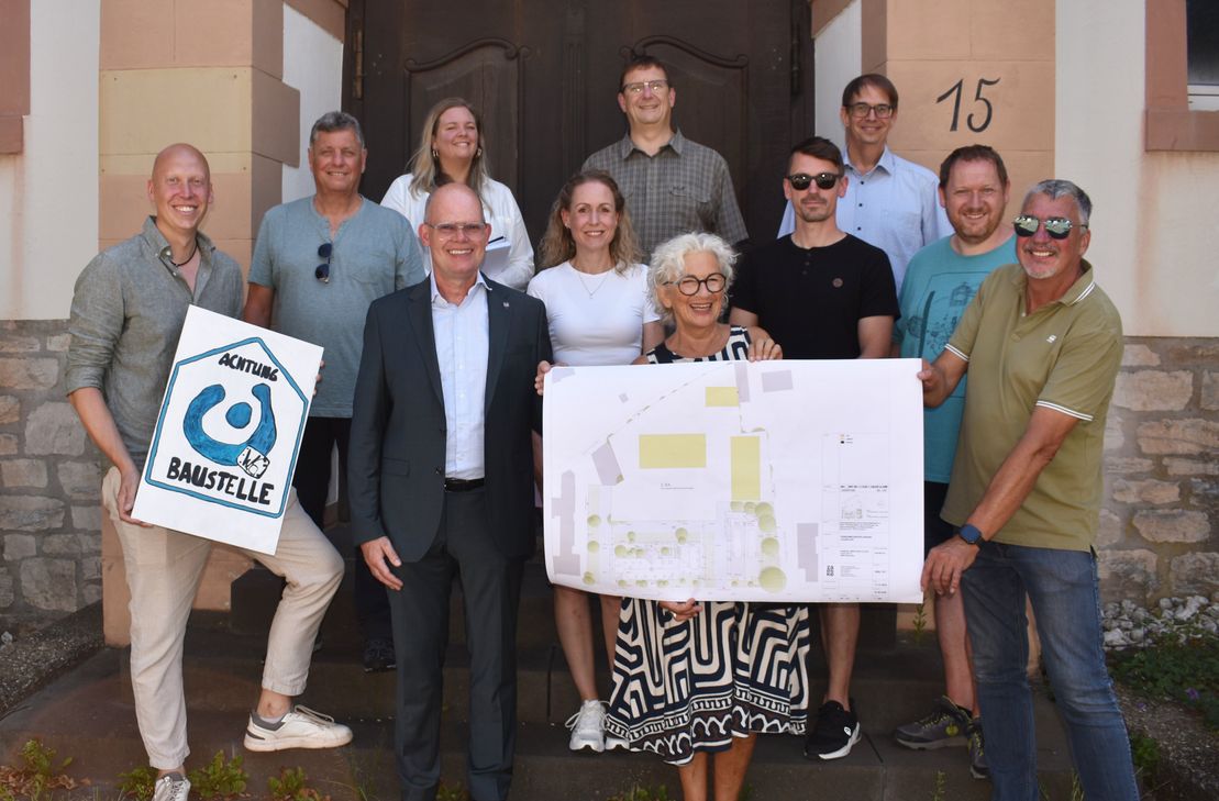 Vertreter der Lebenshilfe, von Schneider Bau und der Stadt Kastellaun informierten sich vor Ort über den Start der Sanierungsarbeiten.